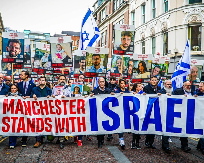 Unas 4 mil personas marcharon en Manchester, Inglaterra, el 7 de octubre, contra el antisemitismo y en defensa del derecho de Israel a existir como refugio para los judíos.