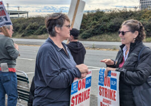 Rachele Fruit (der.), candidata del PST para presidente, habla con Kate McKinney, mecánica de Boeing, oct. 5 en piquete en Everett, Washington. “Los judíos han sido perseguidos desde siempre”, dijo McKinney, señalando a los ataques de estudiantes judíos en las universidades.