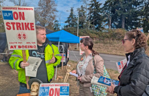 Rachele Fruit (der.), candidata del PST para presidente, habla con Howard Allen, huelguista de Boeing, en línea de piquete en Everett, Washington, oct. 5, sobre temas clave para clase trabajadora.