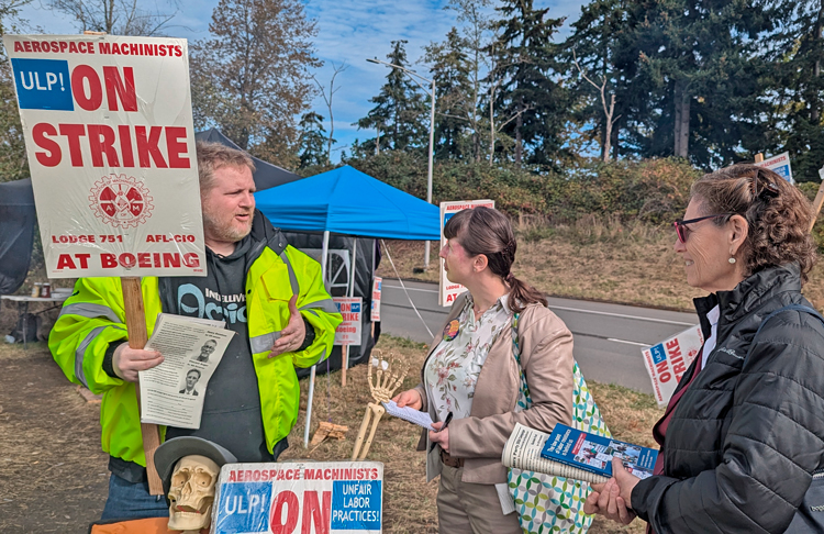 Rachele Fruit (der.), candidata del Partido Socialista de los Trabajadores para presidente, habla con Howard Allen, huelguista de Boeing en Everett, Washington, 5 de oct. La campaña extiende solidaridad a huelgas y luchas políticas de trabajadores y oprimidos de todo el mundo.