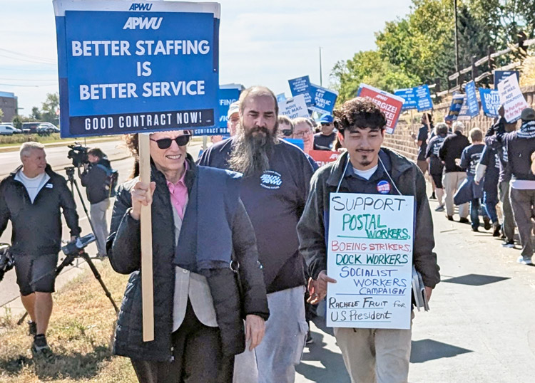 Rachele Fruit (à gauche), candidate du Parti socialiste des travailleurs à la présidence des États-Unis, participe le 1er octobre à la ligne des postiers à Eagan, au Minnesota, dans le cadre d’une journée nationale de protestation organisée par le Syndicat américain des travailleurs des postes.