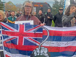 Some 500 members and supporters of ILWU Local 514 rally at Vancouver, British Columbia, docks Nov. 8. Workers hold solidarity banner signed by dockworkers in Hawaii and Japan.