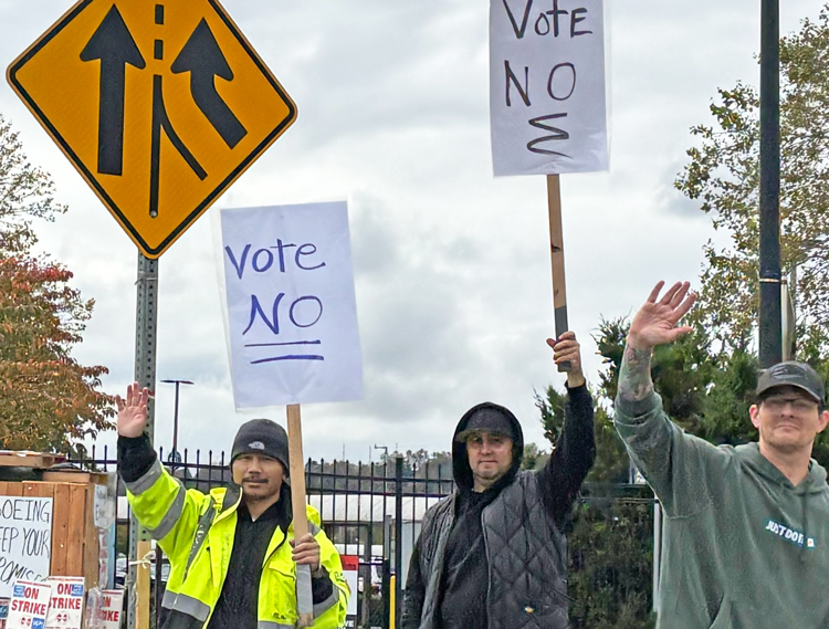 Huelguistas del sindicato IAM en planta de Boeing en Renton, Washington, 21 de octubre, antes de rechazar firmemente oferta de contrato de la empresa el 23 de octubre. La propuesta no incluía un plan de pensiones. “Más trabajadores están organizando sindicatos y los están utilizando”, dijo Rachele Fruit, candidata del PST para presidente de Estados Unidos.