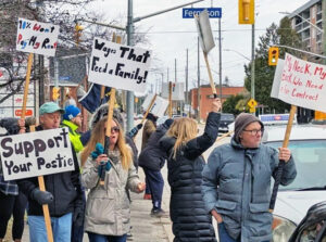 Piquet de grève de membres de la section locale 576 du STTP devant un bureau de poste de North Bay, en Ontario, le 15 novembre, pour réclamer de meilleurs salaires et conditions de travail ainsi que la fin du projet d’embaucher des travailleurs à temps partiel la fin de semaine à un salaire inférieur.