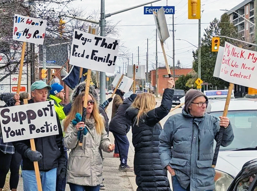 CUPW Local 576 members picket at post office in North Bay, Ontario, Nov. 15, fighting for better wages, working conditions, end to plan to hire part-time weekend workers at lower pay.