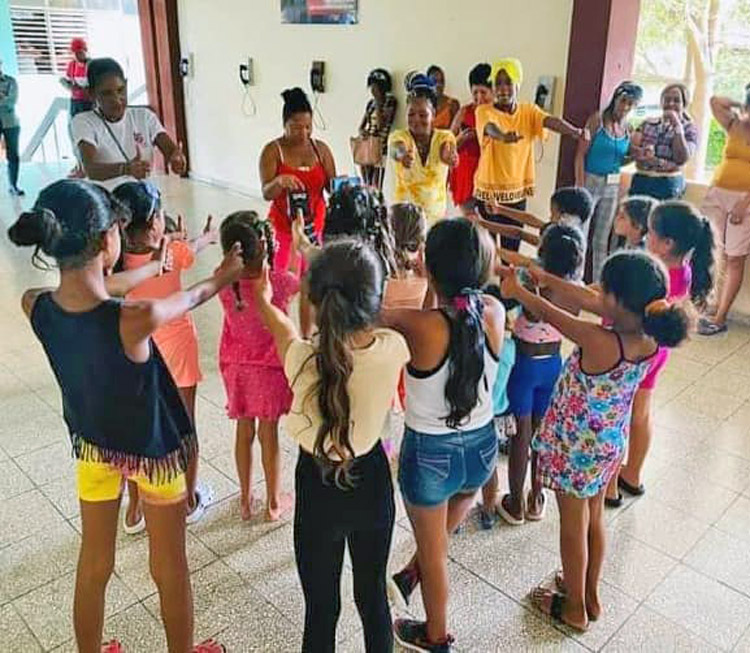 En los centros de evacuación se organizaron actividades para los niños como la de la foto en Guantánamo, Cuba.