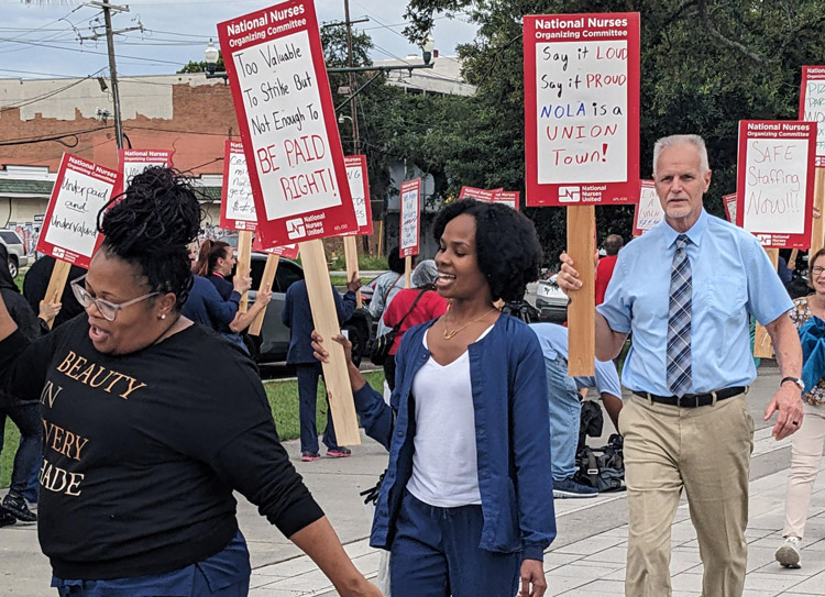 Dennis Richter (der.), candidato del PST para vicepresidente, brinda solidaridad a enfermeras en su lucha por un contrato en University Medical Center en Nueva Orleans, 17 de julio.