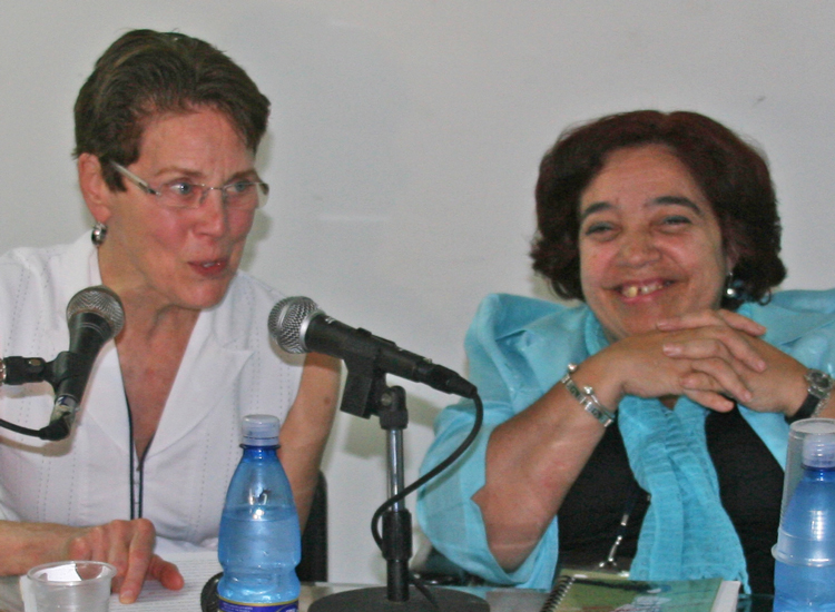 Mary-Alice Waters, left, and Isabel Moya, at Feb. 14, 2011, Havana launch of Cuban edition of Cosmetics, Fashions and the Exploitation of Women. The book takes up “the explosive development of the consumerist phase of imperialism,” Moya said, “a phase that today, paradoxically, has reached both its highest expression and its deepest crisis.”