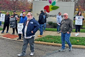 Rally at Smucker’s in Orrville, Ohio, Nov. 20. Company owns Milk-Bone in Buffalo, where BCTGM Local 36G is on strike. Inset, special pro-union cookies brought to the picket line.