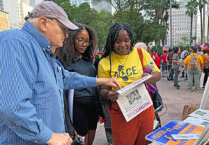 Norton Sandler, miembro de Comité Nacional del PST, hace campaña en manifestación de maestros en Los Angeles, 28 sept. Las luchas obreras reflejan avances, dijo en foro el 10 de nov.