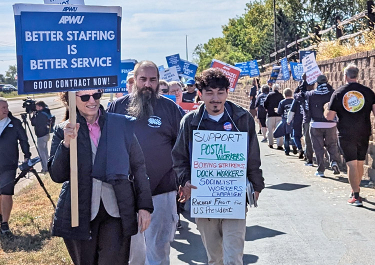 Rachele Fruit (izq.), candidata del PST para presidente de EE.UU., en línea de piquetes en Eagan, Minnesota, 1 de octubre, durante día nacional de protestas de trabajadores postales.