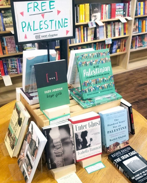 Muestra en librería Next Chapter en St. Paul, Minnesota, con libros sobre “Palestina libre” que ignora pogromo de Hamás del 7 de octubre, que mató a 1,200 judíos y otras personas. Boicot contra Israel pretende censurar a sus contrarios.