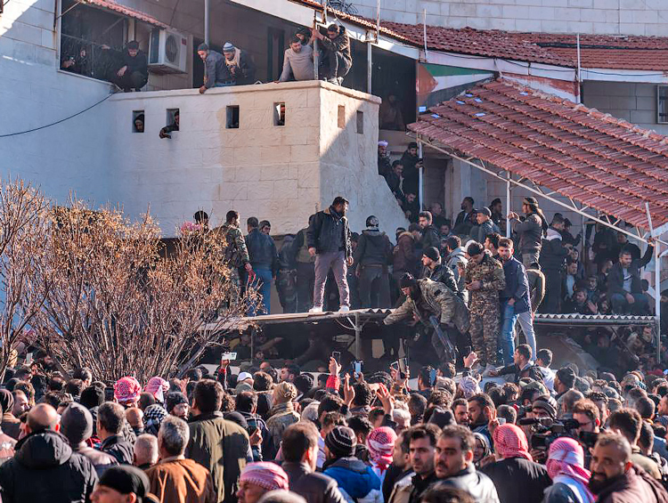 Des Syriens à la tristement célèbre prison de Sednaya, près de Damas, le 9 décembre, espèrent retrouver leurs proches après que les rebelles ont défoncé les portes de la prison pour libérer des milliers de personnes détenues dans des conditions atroces par la dictature d’Assad.