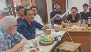 Militant correspondent Steve Penner, left, meets with representatives of Confederation of Indonesia People’s Movement in Jakarta Nov. 12. General Secretary Anwar Sastro Ma’ruf is second from right.