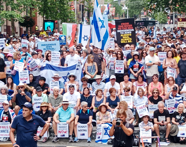 Un rassemblement à Sydney le 15 décembre condamne l’incendie criminel de la synagogue Adass Israel de Melbourne et le harcèlement de la congrégation à la Grande Synagogue de la ville par des partisans du Hamas.