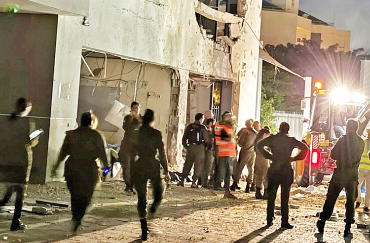 Escuela dañada por misil iraní en Gedera, Israel, octubre 1. Teherán organizó la masacre de judíos cometida por Hamás el 7 de oct. de 2023, el peor pogromo desde el holocausto nazi.