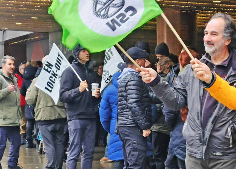 Locked-out hotel workers picket Fairmont The Queen Elizabeth Hotel in Montreal Dec. 30 in their fight for new contract. Rail workers, other unionists have joined picket line in solidarity.