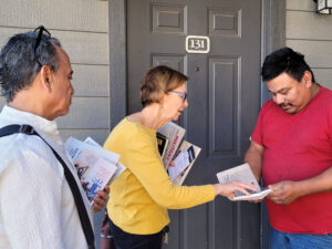 “I don’t like Democrats or Republicans,” truck driver Victor Torres, right, told SWP members Gerardo Sánchez and Alyson Kennedy in Euless, Texas, Dec. 29. “They blame immigrants for problems.” He got a Militant subscription and The Low Point of Labor Resistance Is Behind Us.