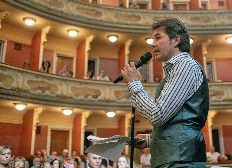 Kyiv theater director and actor Yevhen Nyshchuk addresses audience before performance to thank them for their commitment. Like many of his colleagues, he volunteered for the army to defend Ukraine from Moscow’s 2022 invasion and gets leave from the front to perform.