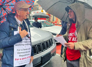 Paul Mailhot (izq.), candidato del PST para alcalde de Nueva York, habla con trabajador postal Hector Narvaez durante mitin de Asociación Nacional de Carteros en Harlem, 16 de febrero.