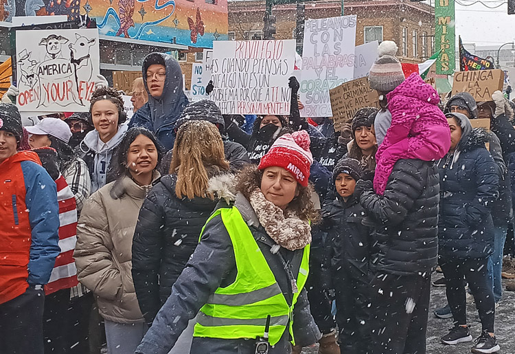 Más de mil manifestantes marchan en Minneapolis el 1 de febrero exigiendo cese de arrestos y deportaciones de trabajadores inmigrantes. Protestas similares ocurrieron en todo el país.