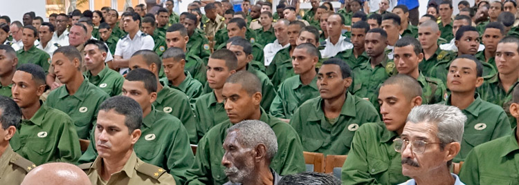 Hundreds of Cuban military cadets, above, attended Feb. 15 presentation of book, The Unstoppable One, about Gen. Ramón Espinosa, a hero of Cuba’s internationalist mission in Angola that defeated apartheid invasion. Right, Víctor Dreke a historic leader of the Cuban Revolution and Cuba’s missions in Africa, speaks at “Africa in Our Veins” event at book fair the day before. Dreke cited Fidel Castro, who always said that “to be an internationalist is to pay our debt to humanity.”