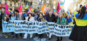 Banner by CGT, CFDT, Solidaires union confederations in Paris Feb. 23: “Union support to Ukrainian resistance — For peace, withdrawal of Russian troops from Ukraine — Solidarity with all refugees.”