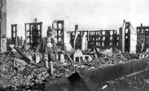 Niño en escombros tras el bombardeo de Hamburgo, Alemania, durante Segunda Guerra Mundial. Unas 40 mil personas murieron en los bombardeos realizados por Londres y Washington.