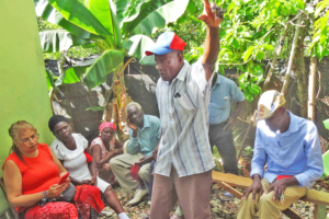 Cortadores de caña, muchos jubilados, discuten condiciones laborales y lucha por pensiones, Villa Hermosa, República Dominicana, marzo 23. “Nos tratan como ladrones”, dijo uno de ellos.
