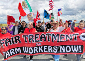 Plus de 5 000 travailleurs manifestent à Delano en Californie, le 31 mars. Ils exigent des droits pour les travailleurs immigrants et protestent contre de récentes déportations. Les syndiqués sont venus de tout l’État pour exprimer leur solidarité.