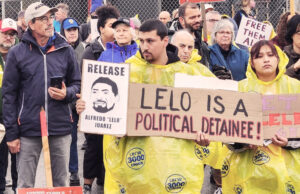 Le 27mars, plus de 400 manifestants exigent la libération d’Alfredo « Lelo » Juarez, organisateur d’un syndicat de travailleurs agricoles, devant le Centre de détention du Nord-Ouest de la police de l’immigration ICE à Tacoma, dans l’État de Washington.