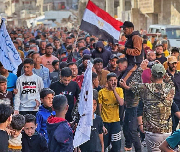 Miles marchan contra Hamás en Beit Lahia, Gaza, abril 16. Cuando llegó un grupo de hombres con carteles en contra del desarme de Hamás, los manifestantes los sacaron de la marcha.