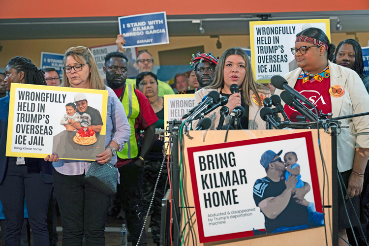 Jennifer Vásquez Sura, esposa de Kilmar Abrego García, deportado a El Salvador por la administración Trump, en rueda de prensa en Maryland, abril 4. SMART, el sindicato de Abrego, se compromete a luchar hasta que lo regresen a casa, sentando un ejemplo para los sindicatos.