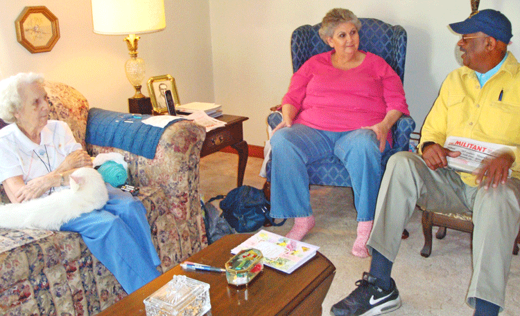 Omari Musa was part of campaigning in mining towns in West Virginia’s coalfields in 2013. Donna Moore, center, whose son was a miner at Patriot Coal mine, and her mother, Mrs. Roy, enjoyed long discussion with Musa, got Militant subscription at Mrs. Roy’s home in Racine. 