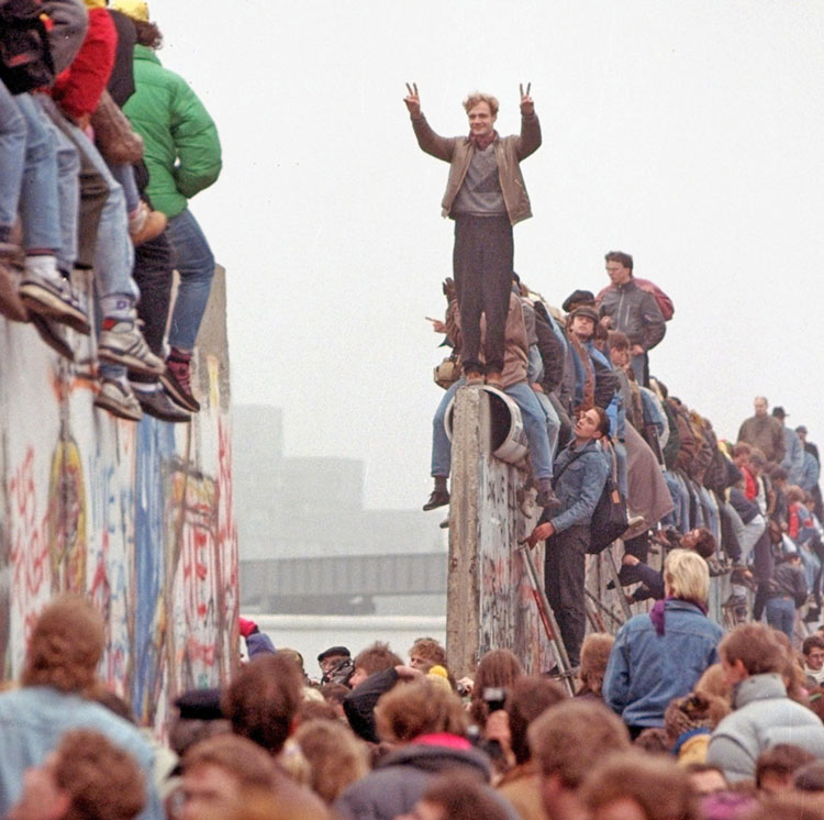 German workers celebrate at fall of Berlin Wall in November 1989. Despite U.S. rulers’ triumphalism after Stalinist regimes collapsed in Eastern Europe and Soviet Union, Washington didn’t win the Cold War. Grip of U.S. rulers has weakened as imperialist rivalries, economic crises, wars have grown.