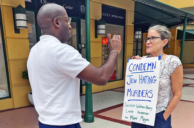 Laura Anderson, candidate du Parti socialiste des travailleurs à la mairie de Miami, lors d’une vigile à Aventura en Floride, le 23 mai, organisée pour dénoncer le meurtre de deux employés de l’ambassade d’Israël à Washington deux jours plus tôt, visés parce qu’ils étaient juifs. Sa pancarte dit : « Condamnons les meurtres commis par haine des Juifs ».