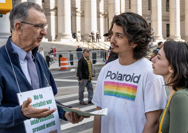 Paul Mailhot, left, SWP candidate for New York mayor, campaigns against U.S. rulers’ drive toward depression and war at May Day rally in N.Y. Kylie Rimes, right, got Militant subscription.