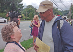Susan LaMont, SWP candidate for mayor of Atlanta, talks with Reggie Wright, patient at VA hospital in Decatur, Georgia. He joined nurses’ protest against gov’t ending union contracts.