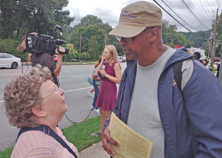 Susan LaMont, SWP candidate for mayor of Atlanta, talks with Reggie Wright, patient at VA hospital in Decatur, Georgia. He joined nurses’ protest against gov’t ending union contracts.