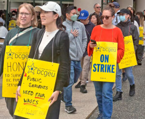 Government employees’ picket line in Vancouver Sept. 15, as workers fight for higher wages. Strikers told Militant many have to work two jobs to get by, living paycheck to paycheck.