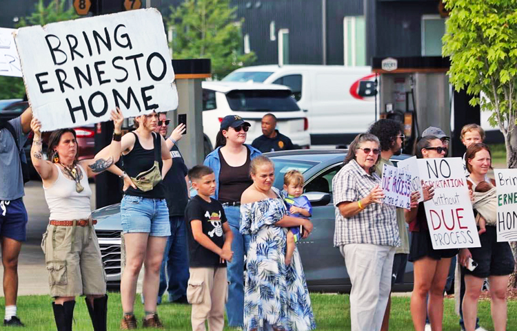 Unas 200 personas protestaron en Bowling Green, Kentucky, 11 de junio, para exigir excarcelación de Ernesto Manuel-Andres, detenido por ICE. Fue excarcelado dos semanas después.