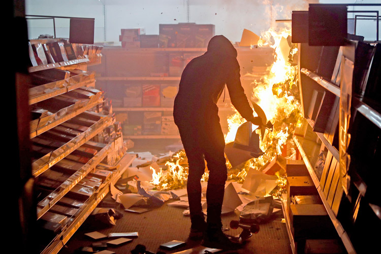 Tras la muerte de George Floyd en 2020, turbas destruyeron en disturbios un local de Office Depot en St. Paul, Minnesota. El alza en ataques violentos es un peligro para clase trabajadora.