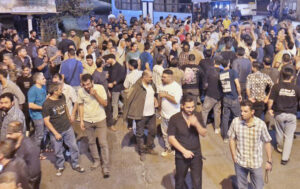 Protesta en empresa Arak Aluminum en provincia iraní de Markazi, el 9 de septiembre, 42 días después del inicio de huelgas de hambre y protestas por 4 mil trabajadores. Exigen mayores salarios, seguridad y salud en el trabajo, fin al acoso por los patrones, que tratan de intimidar a los trabajadores acusándolos de atentar contra la seguridad nacional. El gobierno iraní acusa frecuentemente a sus oponentes de apoyar a Israel. Pero un mayor número de trabajadores se opone a su guerra contra Israel, una muestra de que los trabajadores en Irán son los mejores aliados de los trabajadores en Israel.