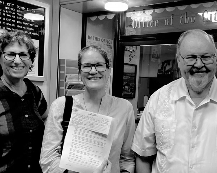 Laura Anderson, center, Socialist Workers Party candidate for mayor of Miami, files to be on the ballot at Miami City Hall Sept. 8, joined by campaign supporters Rachele Fruit and Steve Warshell. SWP candidates nationwide are getting a serious hearing from working people. 