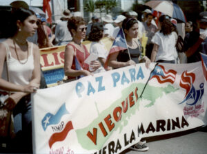 Unos 50 mil puertorriqueños protestaron en Ceiba, Puerto Rico, contra base naval norteamericana y prácticas de tiro en Vieques, julio 1999. Lucharon por décadas para sacar a la marina.
