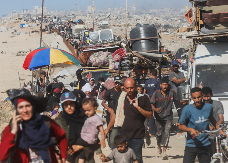Decenas de miles de palestinos salen de Ciudad de Gaza instados por fuerzas israelíes, abriendo espacio para que tropas de FDI se enfrenten a Hamás y minimizar las bajas de civiles.