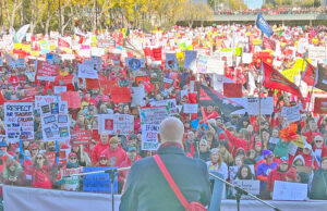 Le 5 octobre à Edmonton, 18 000 enseignants et partisans manifestent devant l’Assemblée législative de l’Alberta, la veille de leur grève pour obtenir de meilleurs salaires, des classes plus petites et le respect.