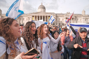 Des milliers de personnes manifestent le 5 octobre à Trafalgar Square à Londres pour soutenir la guerre défensive d’Israël contre le Hamas et marquer l’anniversaire du pogrom du 7 octobre 2023, quand ce groupe d’inspiration nazie a massacré des Juifs en Israël.