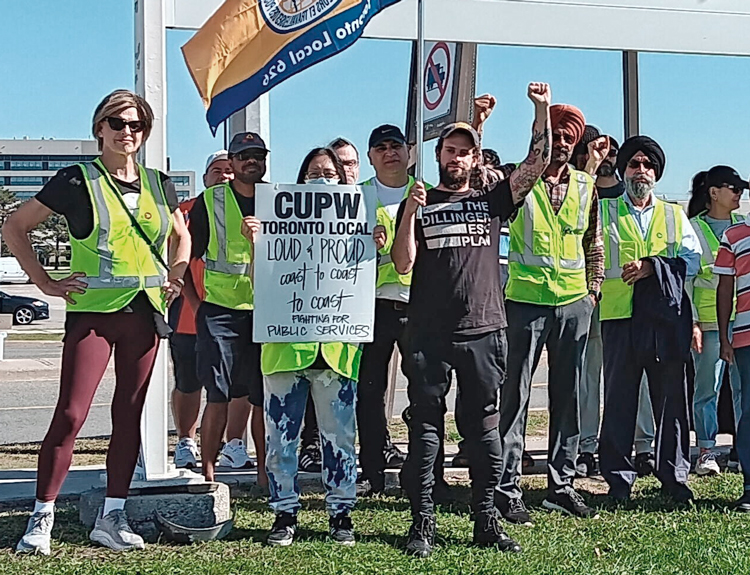 Canadian Union of Postal Workers Local 626 picket Sept. 27 in Mississauga, Ontario, near Toronto, in nationwide strike against government’s attack on mail delivery and workers’ jobs.