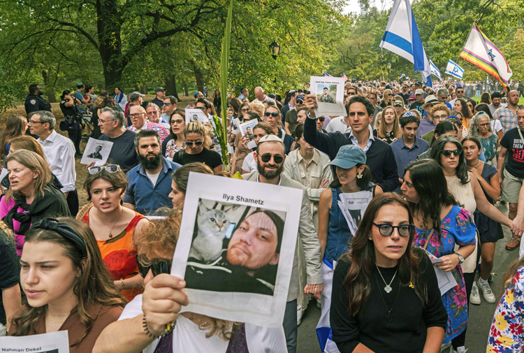 Manifestation à Central Park à New York le 7 octobre pour commémorer les victimes du pogrom du Hamas, le pire massacre de Juifs depuis l’Holocauste, et pour exiger la libération des derniers otages.